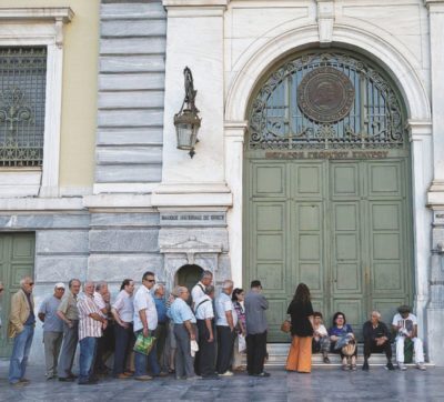 Copertina di Atene, riaprono le banche ma è caos Iva