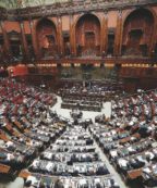 Copertina di Il Palazzo è a dieta ma le sue spese sono ancora folli