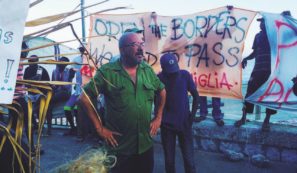 Copertina di Con i nostri amici sugli scogli di Ventimiglia, bloccati lungo un confine che non esiste