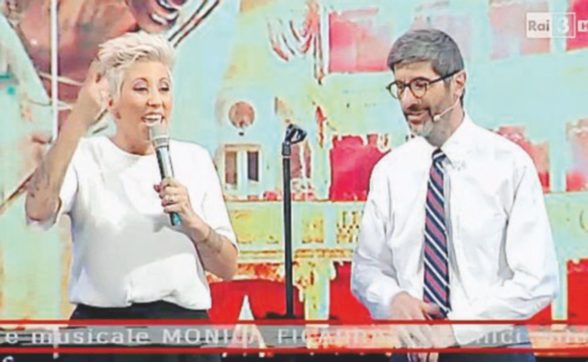 Nuovo flop del programma di Riotta, polemiche con De Magistris sugli scontri nella piazza del talk