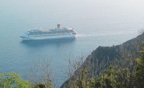 Copertina di La tragedia della Concordia è ormai dimenticata Portofino assediata dalle grandi navi da crociera
