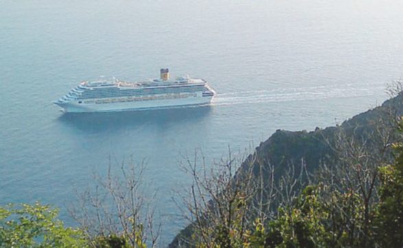 La tragedia della Concordia è ormai dimenticata Portofino assediata dalle grandi navi da crociera