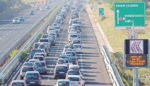 Copertina di In coda sull’A3, l’autostrada infinita tra farsa e tragedia