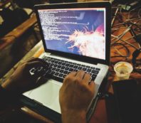 Copertina di Apparati di Stato col buco Indifesi  contro gli hacker