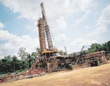 Copertina di Eni, tra Descalzi e Zingales scontro da 1 miliardo di euro