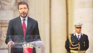 Copertina di Metro e cacciate: Marino e Renzi, ultima fermata