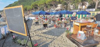 Copertina di Cuore di mamma, basta compiti al mare