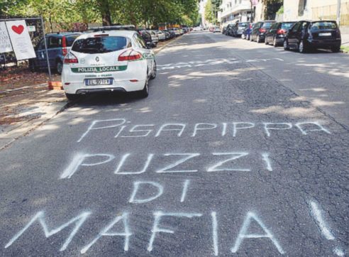 Copertina di Milano, la metro e le strane scritte di mafia