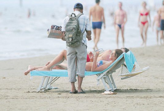 Tentano di affogare un ambulante. Fermati