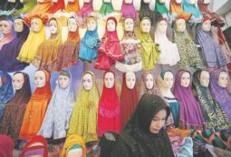 Copertina di Francia, studentessa picchiata all’uscita da scuola da tre compagni: è in coma