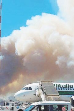 Fiumicino brucia ancora. A fuoco la pineta, voli in tilt per ore