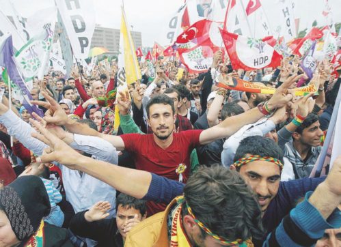 Copertina di La sfida dei curdi a Erdogan: “Buttaci fuori dal Parlamento”