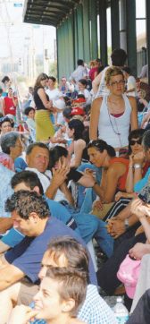 Il treno è saltato, però la sbarra del passaggio a livello non lo sa