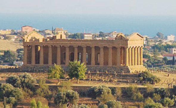 Frecce abusive per il parcheggio (abusivo). Così l’astuto privato svuota l’area di sosta  pubblica