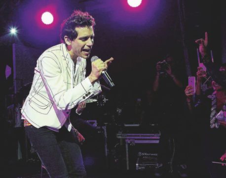 Copertina di Mika, il cantante dalle mille vite: “Ama e fa ciò che vuoi”