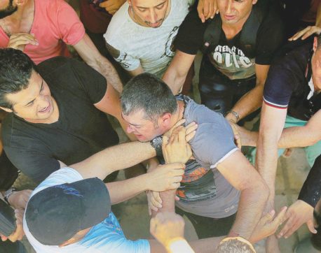 Tsipras circondato  da creditori e migranti