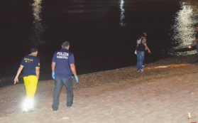 Copertina di Trovata morta sulla sabbia La pista è l’ecstasy “cattiva”