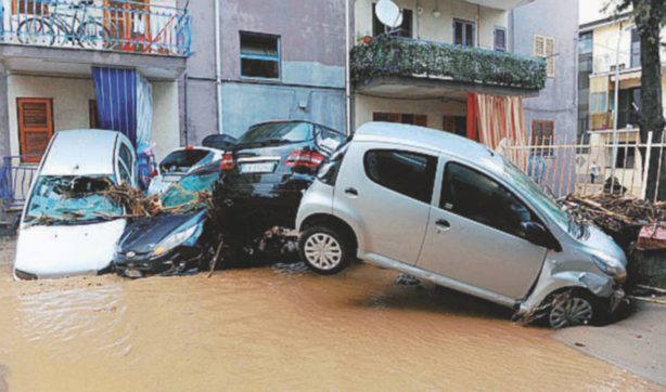 Calabria, auto travolte dalla pioggia. Migliaia senza luce e acqua