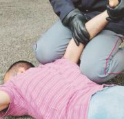 Copertina di Manette, ecco le regole:  “Fate respirare i fermati”