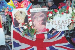 Copertina di Elisabetta e quella frase su Diana  “Qualcuno le ha oliato i freni”