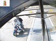 Copertina di L’assassino era andato anche in tv: “La polizia dorme,  che paese del c…”