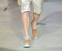 Copertina di La guerra dei piedi: cari uomini, pensate alle vostre espadrillas