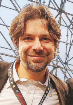 Il grillino va a Rimini, dal popolo della Rete piovono insulti