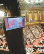 Copertina di Senato, la trincea dei funzionari. Troppi emendamenti, computer in tilt