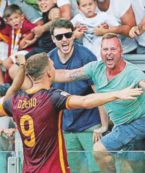 Copertina di La roma si accende Juve, buio pesto