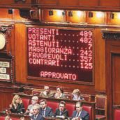 Copertina di La sottile differenza tra ricatto e strategia