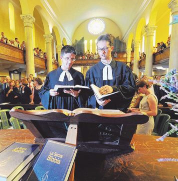 Copertina di Valdesi e metodisti approvano il rito per le coppie gay