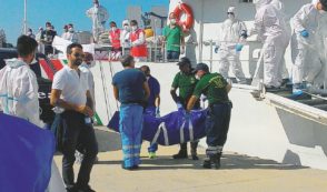 Copertina di Libia, 200 corpi   in acqua   a un miglio dalla costa