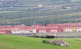 Copertina di Dove è cresciuto il Cara  dei veleni “Qui con gli immigrati ci mangiano tutti”