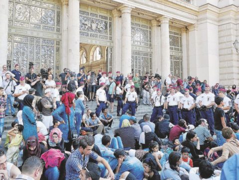 La stazione di Keleti, enclave siriana  “Staremo qui fino all’ultimo treno”