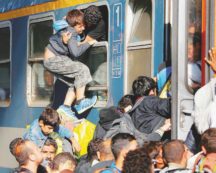 Copertina di Il mondo vuol sapere di Aylan per illudersi di averlo salvato