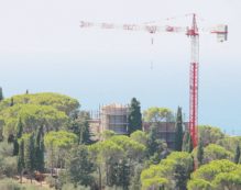 Copertina di Villa Feltrinelli smontata dall’oligarca amico di Putin