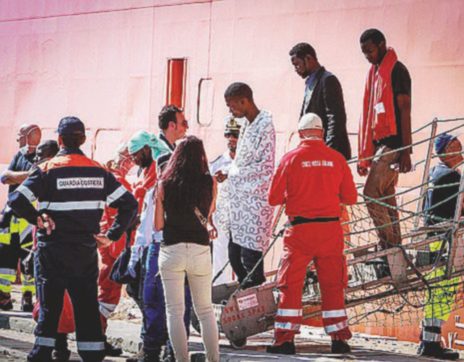 Così “rossi” e “bianchi” si spartivano i siriani in arrivo: “Facciamo 35 a me e 35 a te, dividiamo da buoni fratelli”