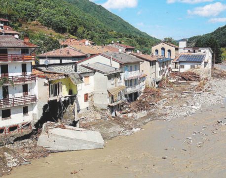 Case e auto distrutte, la pioggia fa un morto