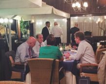 Copertina di Metti una cena con Prodi nel ristorante abusivo