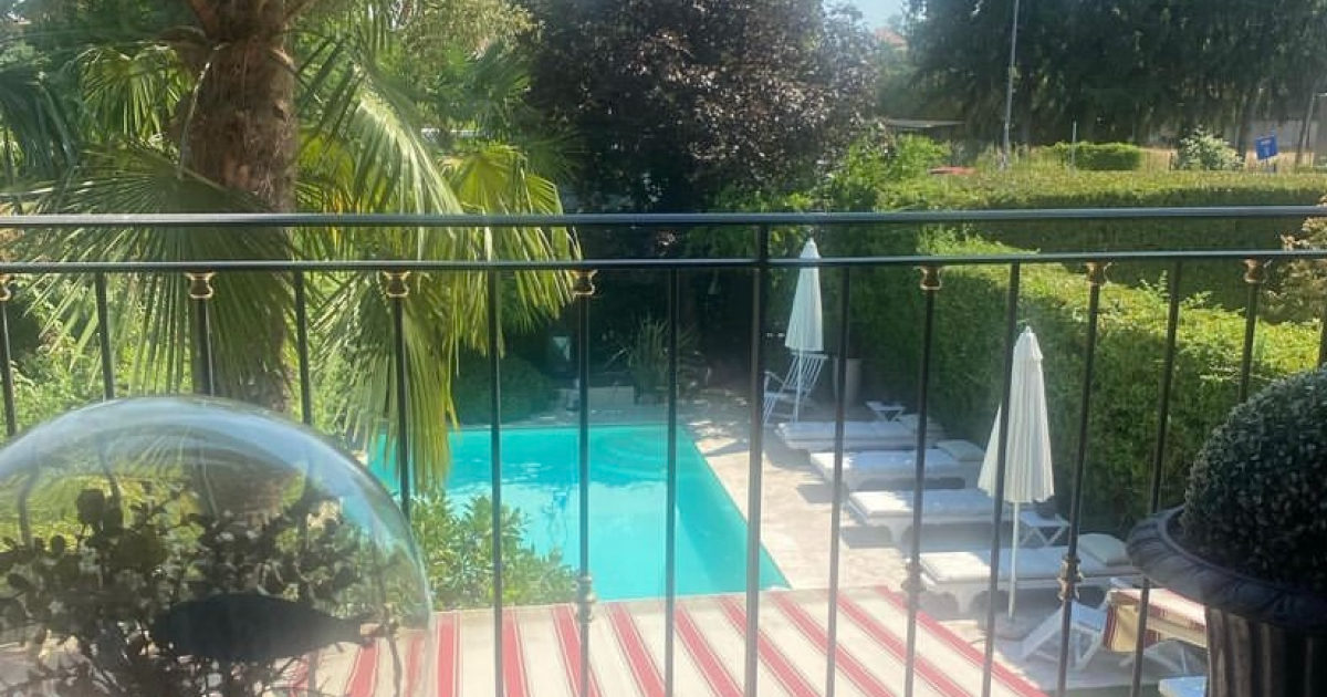 Alba Parietti mostra sui social la sua villa di lusso: piscina, un’ampia veranda e spazi verdi