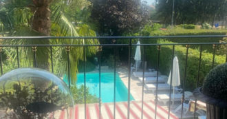 Copertina di Alba Parietti mostra sui social la sua villa di lusso: piscina, un’ampia veranda e spazi verdi