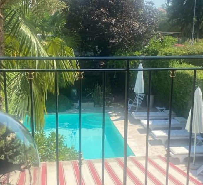 Alba Parietti mostra sui social la sua villa di lusso: piscina, un’ampia veranda e spazi verdi