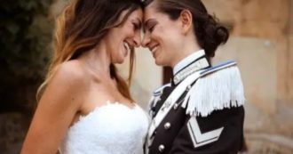Copertina di Carabiniera sposa la sua compagna in alta uniforme e con il picchetto d’onore: “Siamo una coppia come tante, trionfa l’amore”