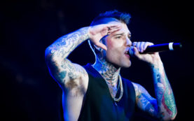 Copertina di La stampa con l’elmetto ha già il suo colpevole: Fedez