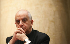 Copertina di Tutti agli ordini di Fisichella, monsignor tv