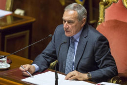 Copertina di Grasso lo ammette:  persa la battaglia sul taglio ai vitalizi