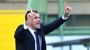 Copertina di “Si arricchiscono e c’è chi guadagna mille euro”