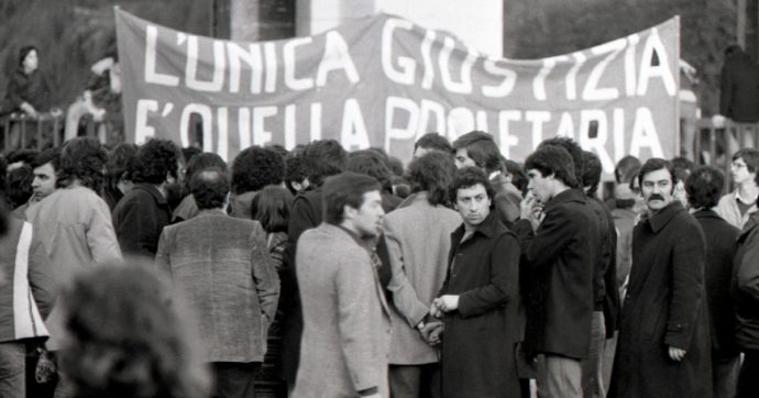 Copertina di 1977: è lotta continua. Ucciso Francesco (Lorusso)