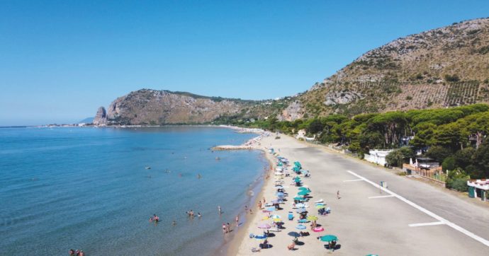 Copertina di Il Papeete nero di FdI: Mondo di mezzo e lidi