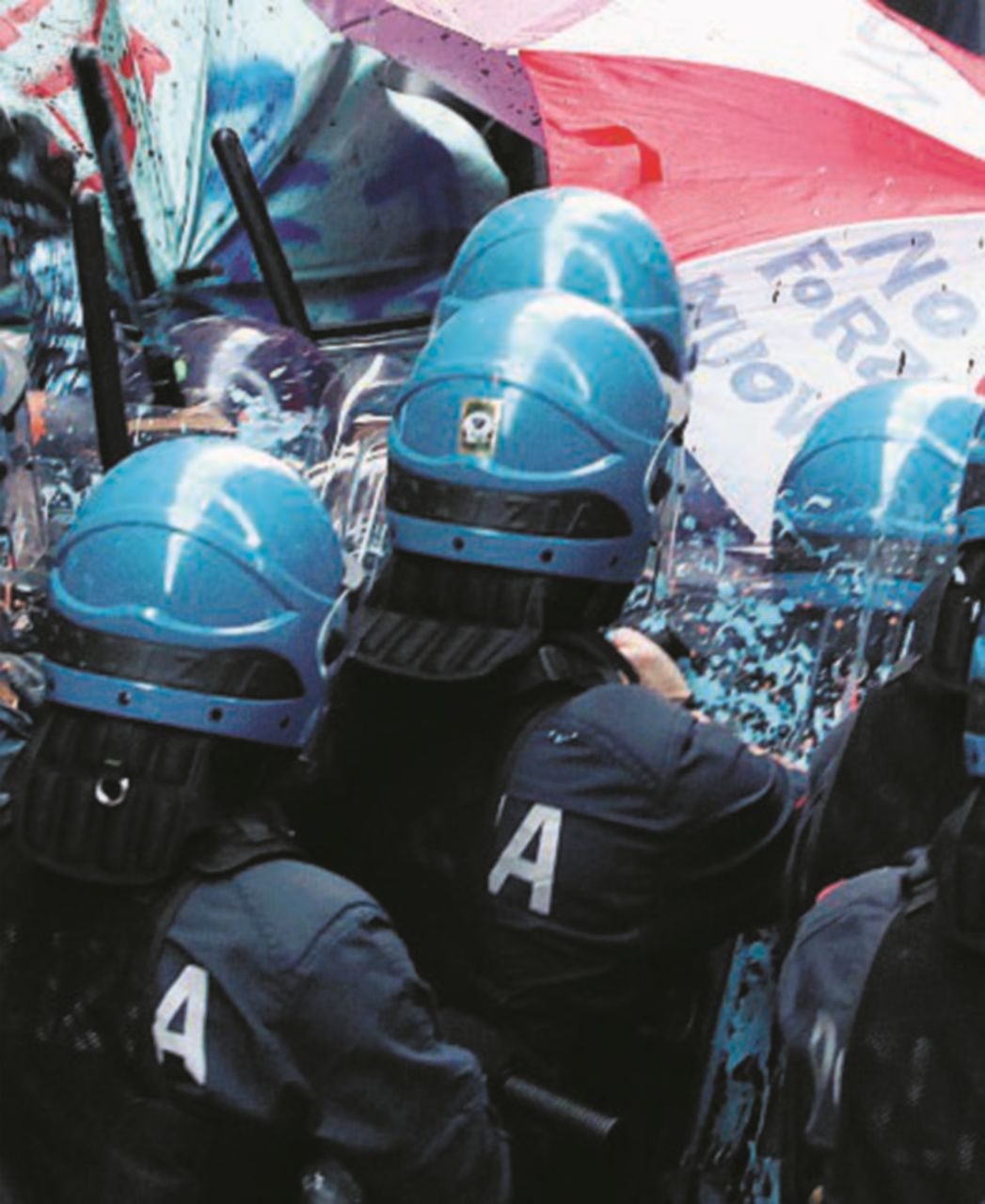 “Quante teste dovranno essere spaccate prima di vedere i numeri identificativi sui caschi dei poliziotti?”: l’appello dell’attivista di Bologna